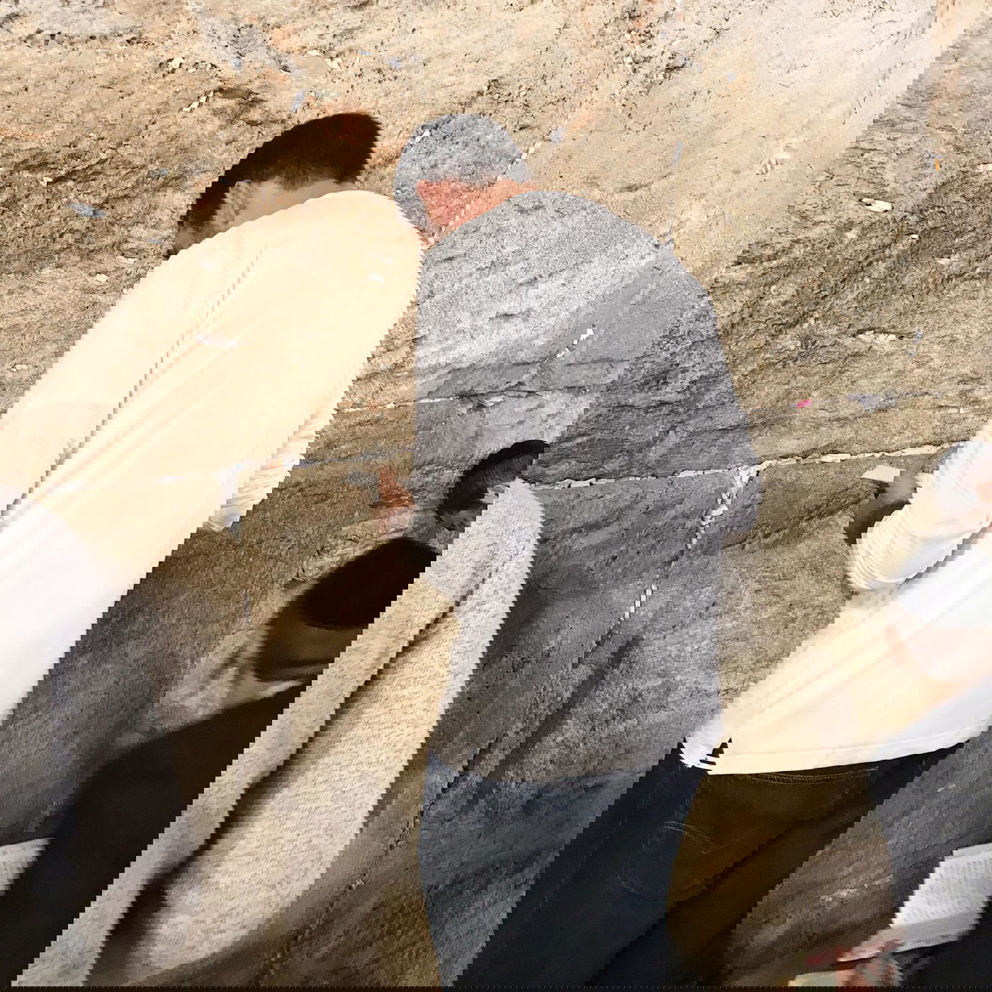 לאחר החתונה: השחקן התפלל בכותל. צפו