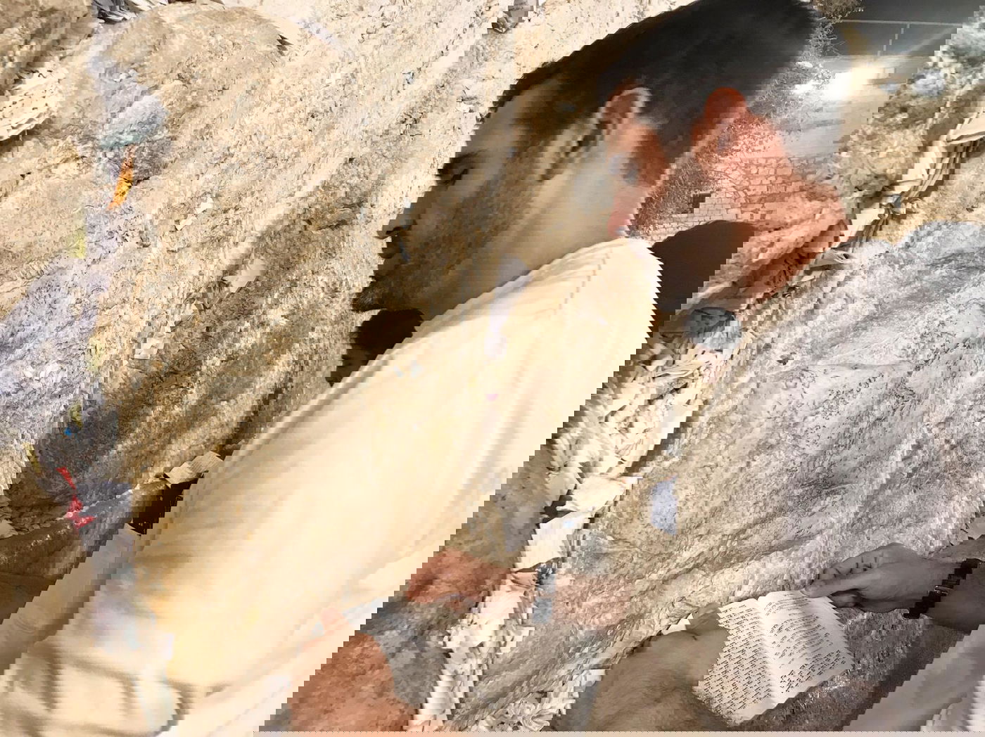 לאחר החתונה: השחקן התפלל בכותל. צפו