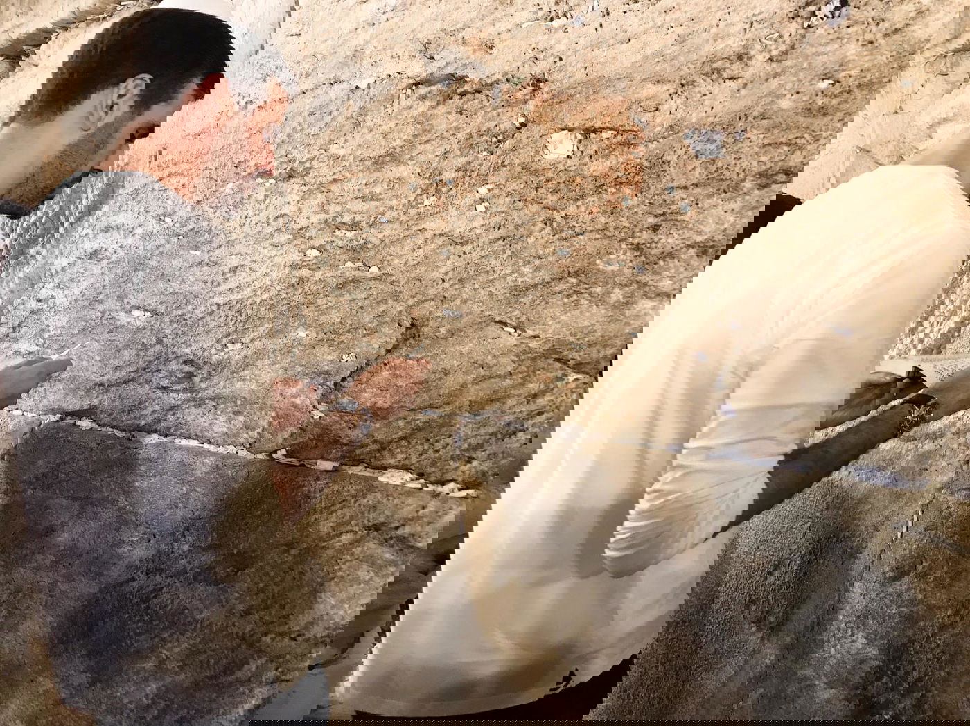 לאחר החתונה: השחקן התפלל בכותל. צפו