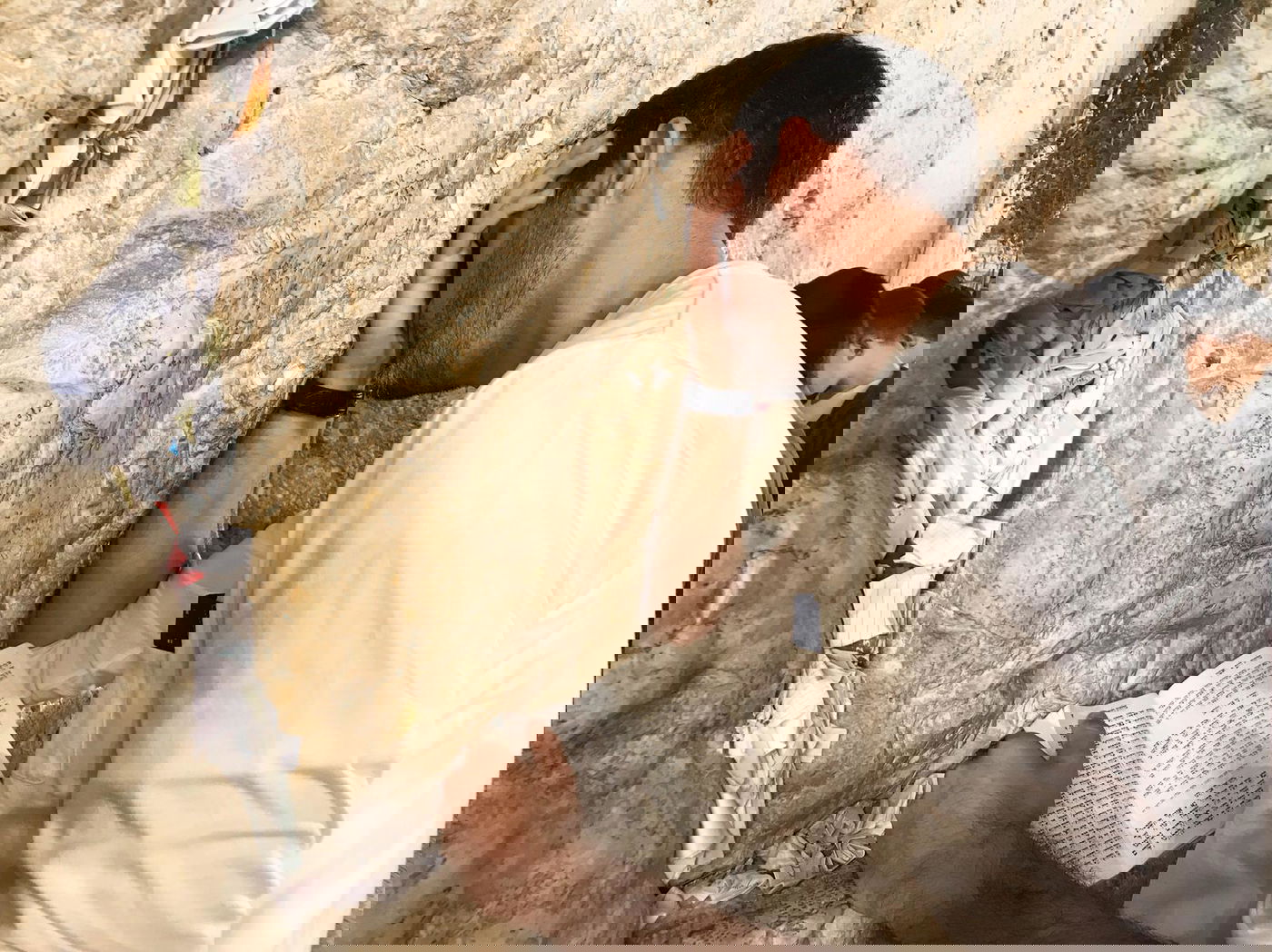 לאחר החתונה: השחקן התפלל בכותל. צפו