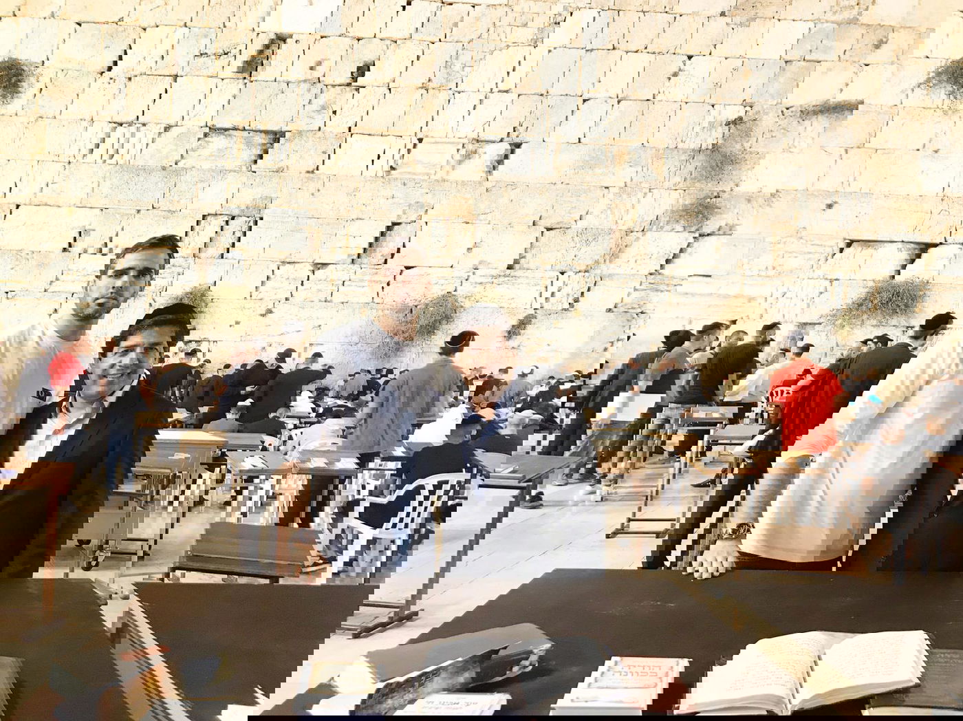 לאחר החתונה: השחקן התפלל בכותל. צפו