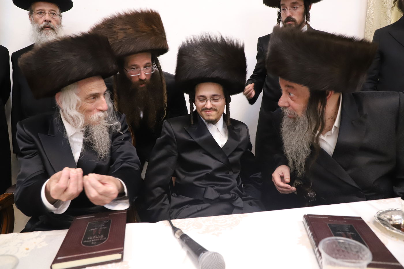 הבחורים הגישו 'מתנה' לאדמו"ר מזוועהיל