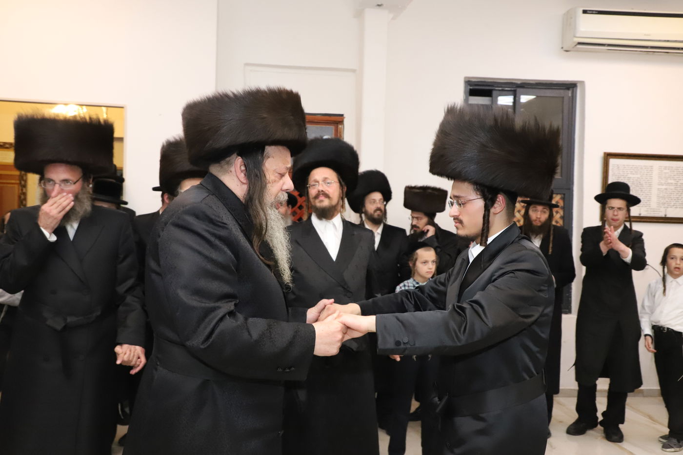 הבחורים הגישו 'מתנה' לאדמו"ר מזוועהיל