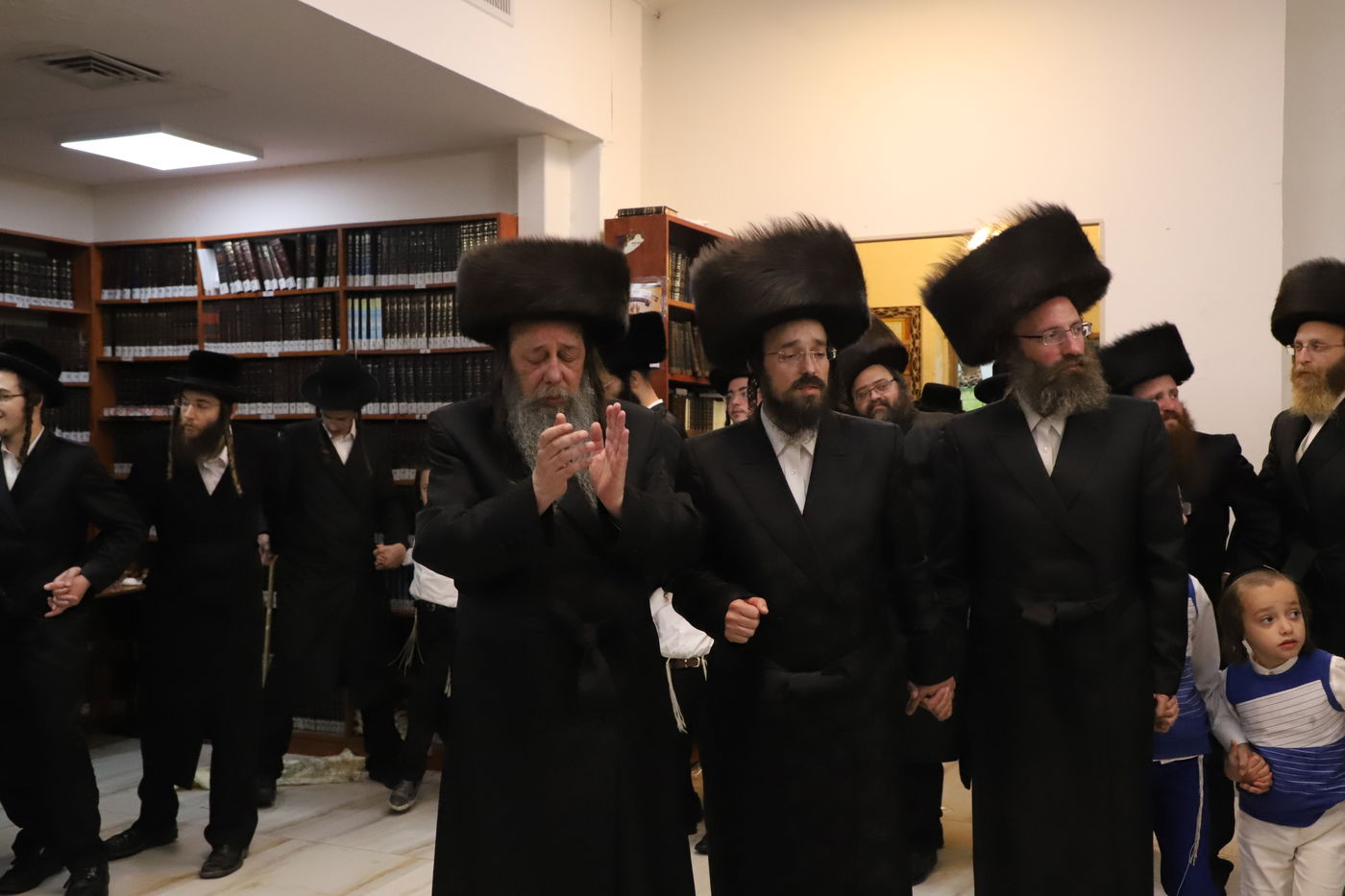 הבחורים הגישו 'מתנה' לאדמו"ר מזוועהיל