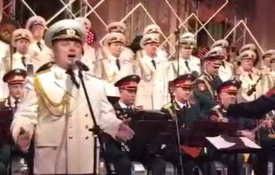 כשמקהלת הצבא האדום שרה "אדון עולם"