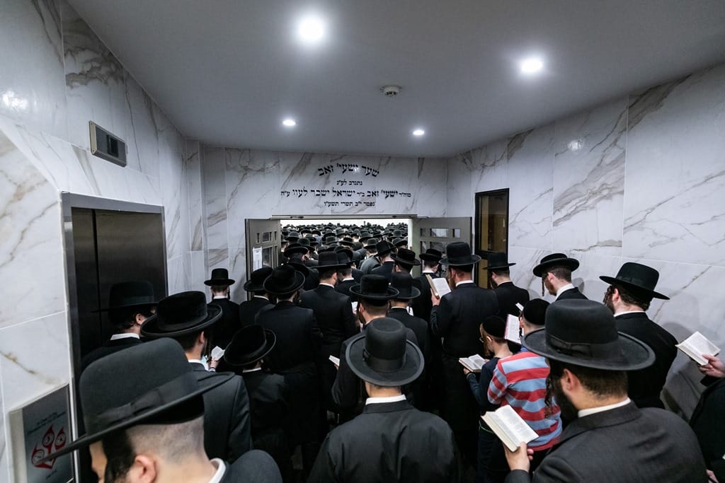 תיעוד: אלפי חסידי סאטמר באמירת סליחות