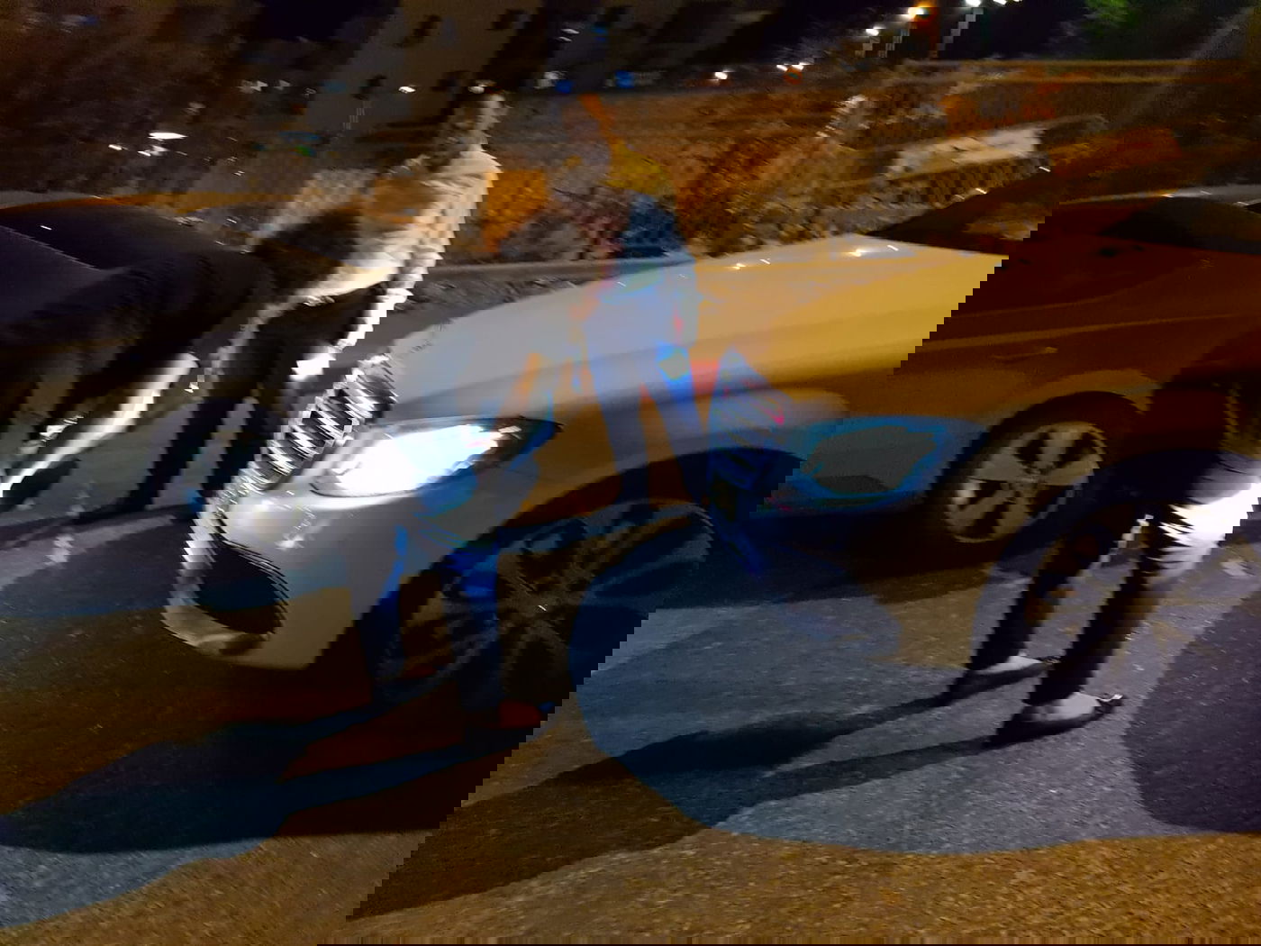 נהגת מונית התנגשה ברכבו של מקלב - אך הוא ויתר לה. צפו