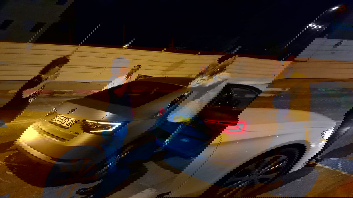 נהגת מונית התנגשה ברכבו של מקלב - אך הוא ויתר לה. צפו