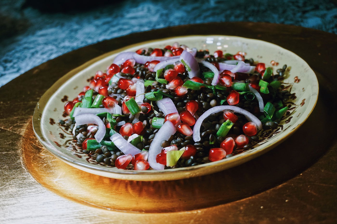 סלט עדשים שחורות, רימון ותמרים ברוטב דבש עדין