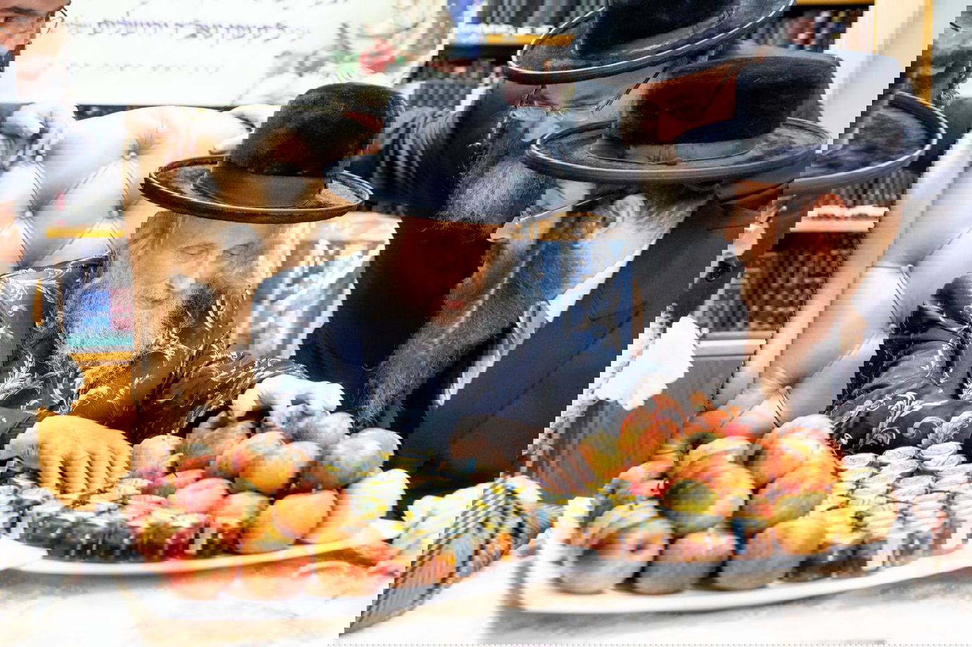 הגאב"ד בירך את התפוחים וצלוחיות הדבש