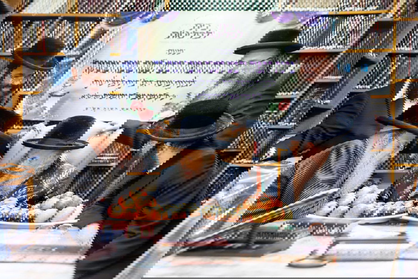 הגאב"ד בירך את התפוחים וצלוחיות הדבש