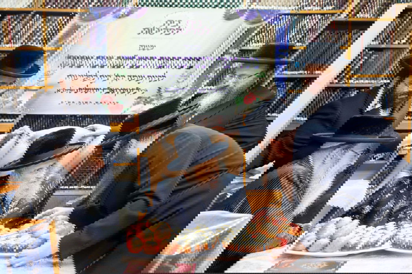 הגאב"ד בירך את התפוחים וצלוחיות הדבש