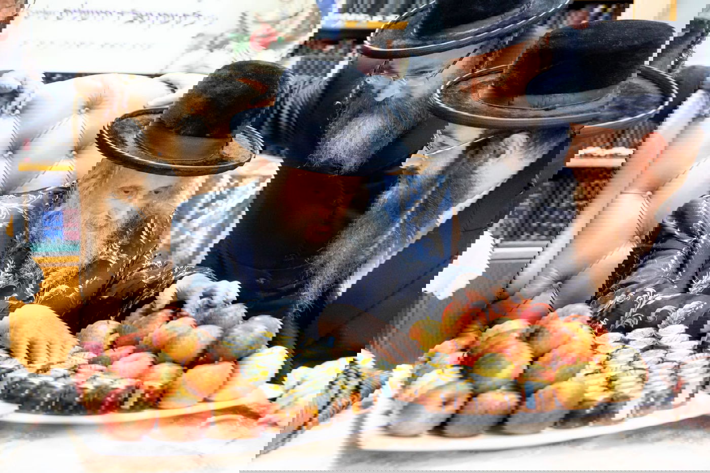 הגאב"ד בירך את התפוחים וצלוחיות הדבש