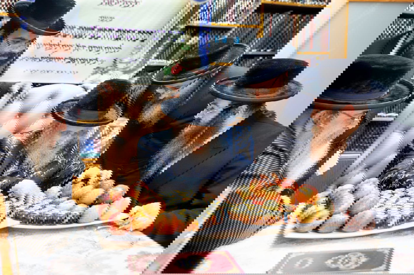 הגאב"ד בירך את התפוחים וצלוחיות הדבש