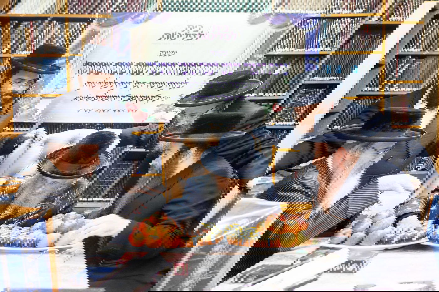 הגאב"ד בירך את התפוחים וצלוחיות הדבש