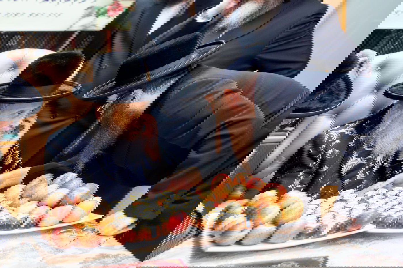 הגאב"ד בירך את התפוחים וצלוחיות הדבש