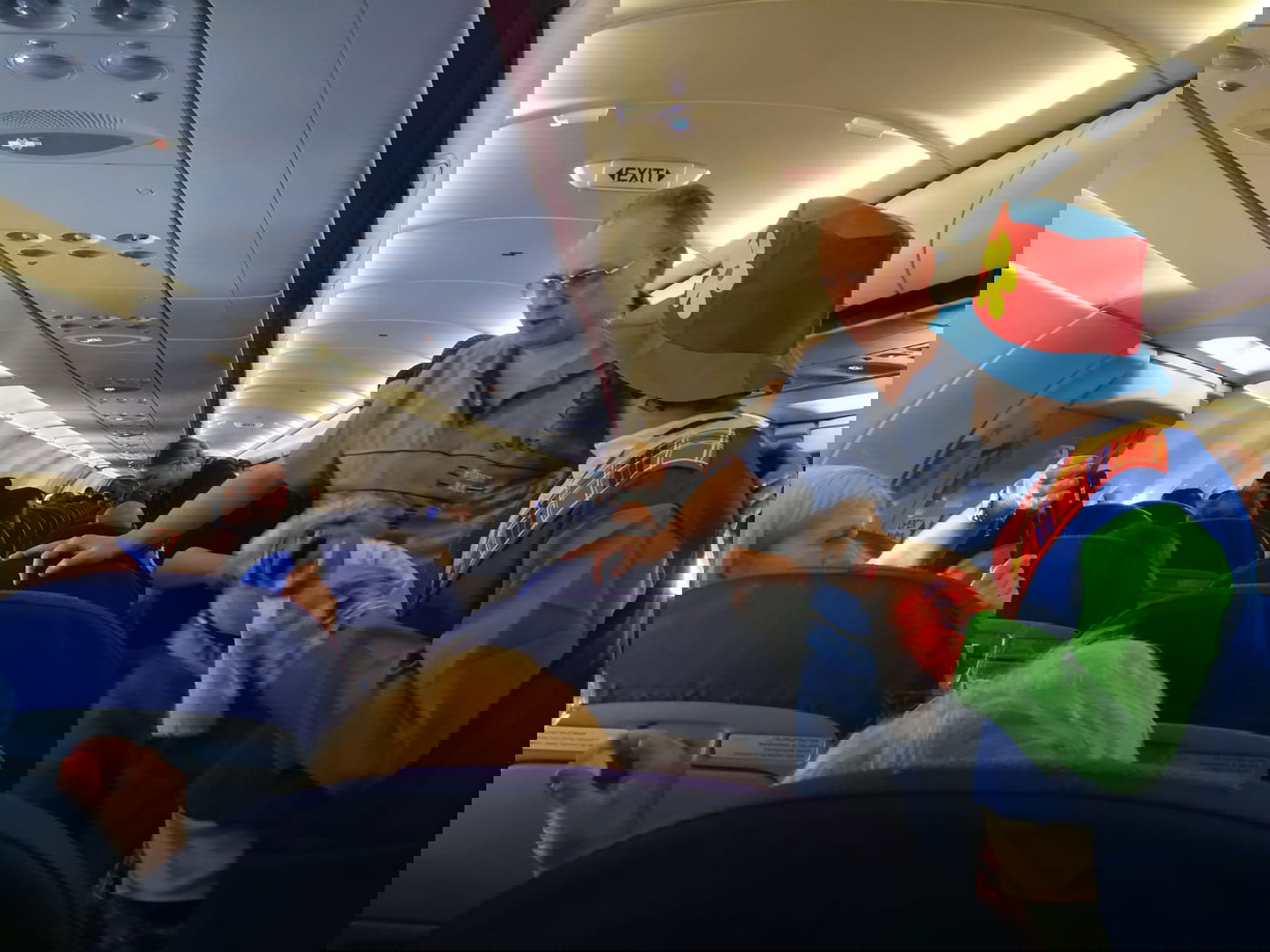 כך הפתיע 'הליצן' את הטסים לאומן • צפו