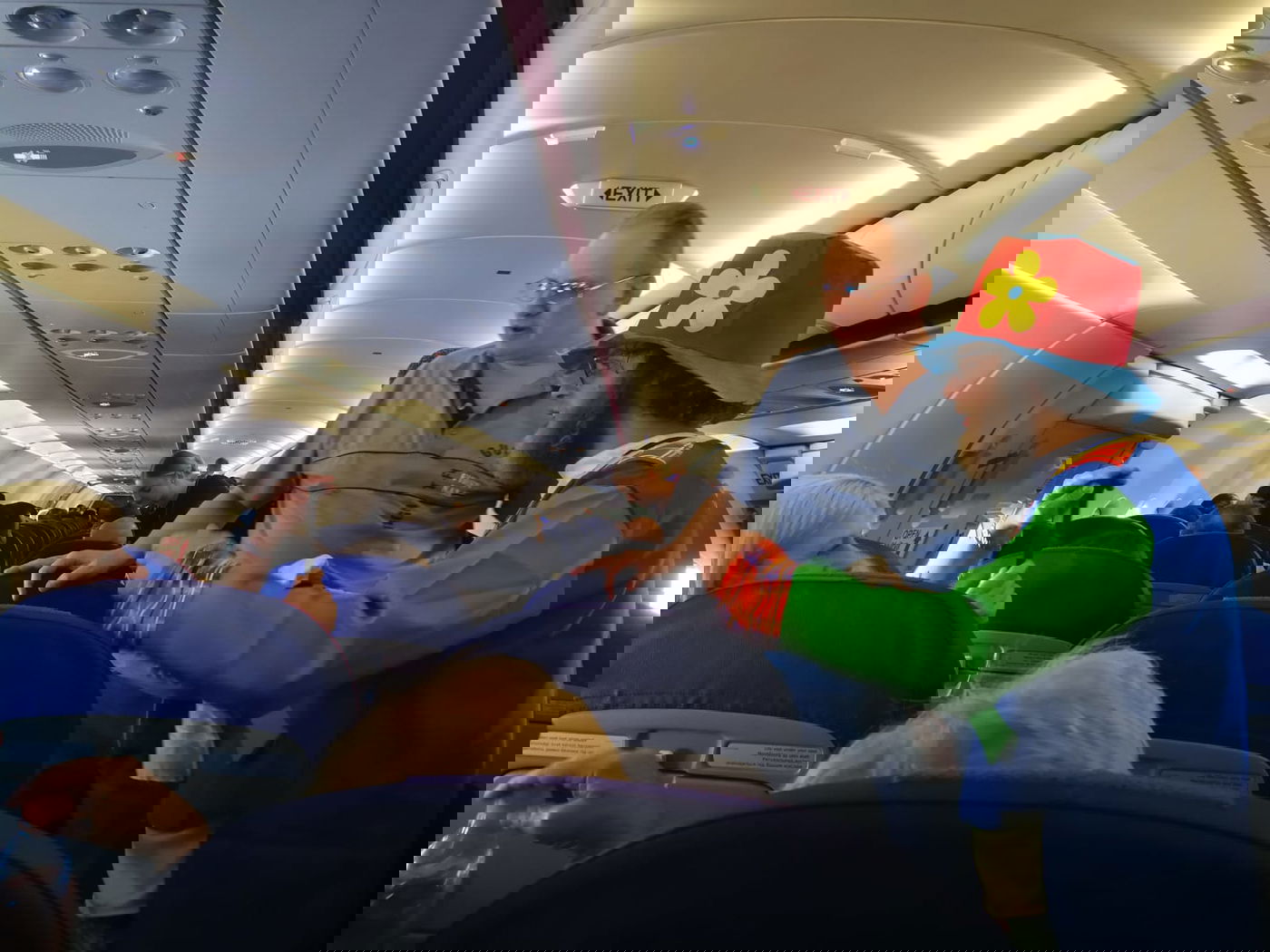 כך הפתיע 'הליצן' את הטסים לאומן • צפו