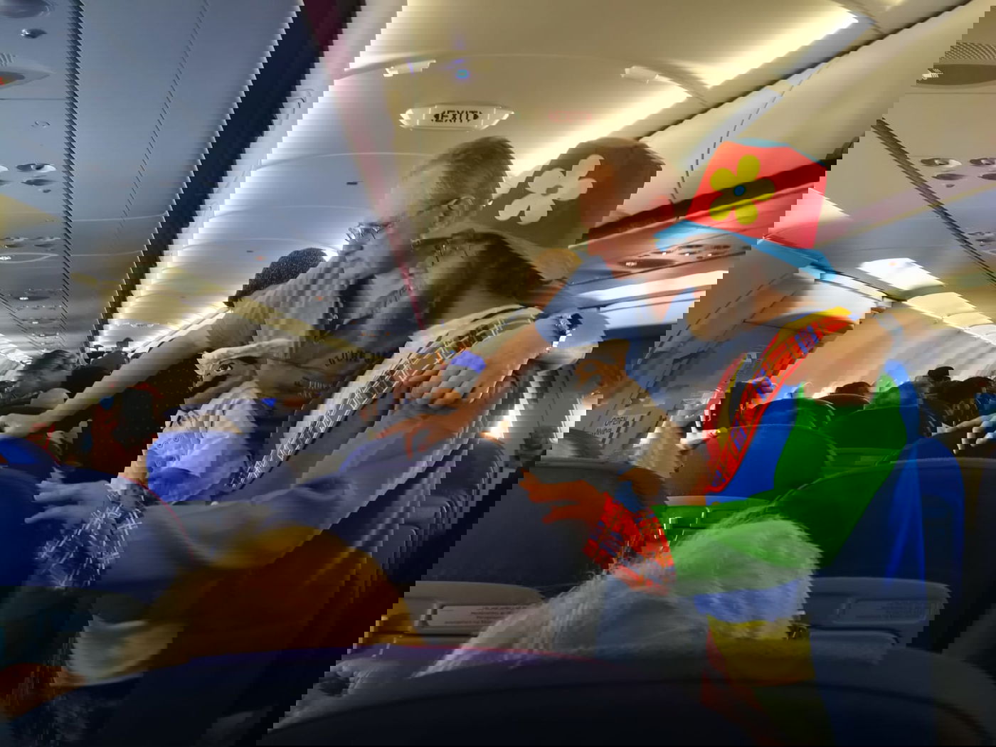 כך הפתיע 'הליצן' את הטסים לאומן • צפו