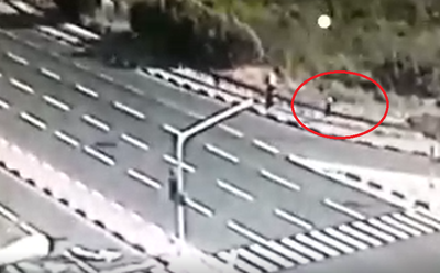 תיעוד הפיגוע: המחבל דוקר, נמלט ונעצר