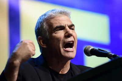 לפיד שם וטו: "ביבי ילך לטפל בתיקים שלו"