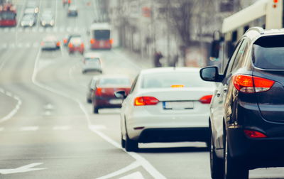למה אסור לעקוב אחרי מכונית של חבר בכביש