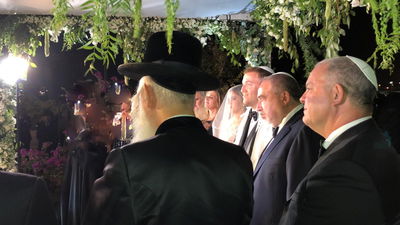 תיעוד: הגרי"ד גרוסמן חיתן את בנו של אביגדור ליברמן