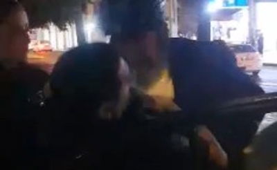 עוכב בידי שוטר תנועה - ונגח אותו עם קסדה