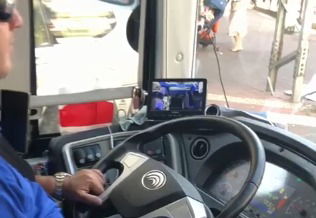 הנהג החילוני שמתענג על מוזיקה חסידית • צפו