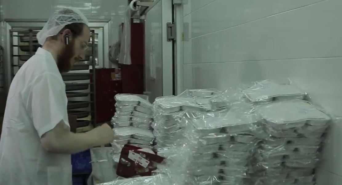 אורזים מנות למשלוח למשפחות בית התבשיל