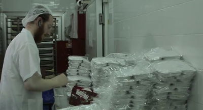 אורזים מנות למשלוח למשפחות בית התבשיל