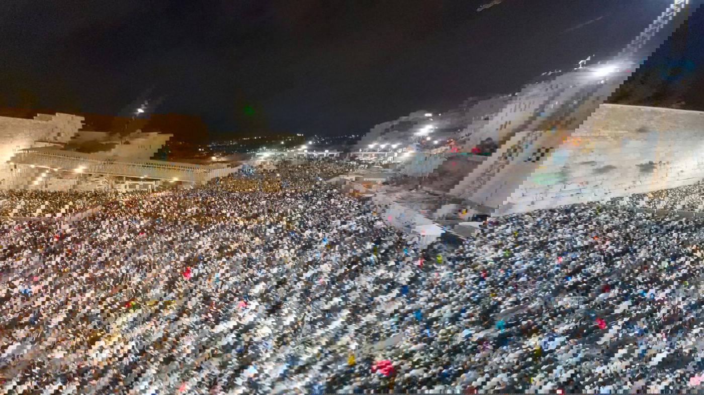 מרגש: רבבות באמירת סליחות בכותל המערבי • צפו