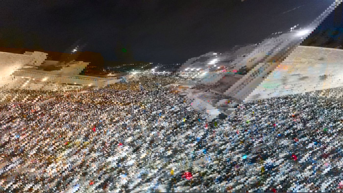 מרגש: רבבות באמירת סליחות בכותל המערבי • צפו