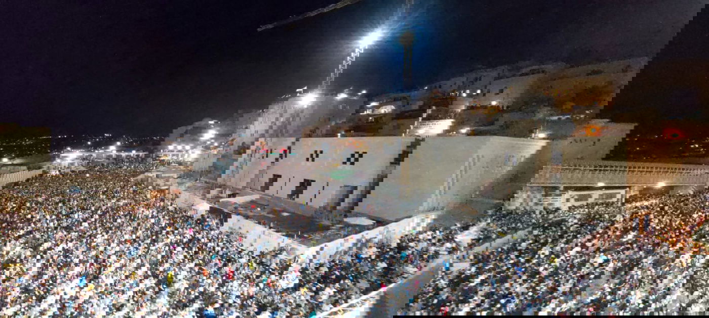 מרגש: רבבות באמירת סליחות בכותל המערבי • צפו