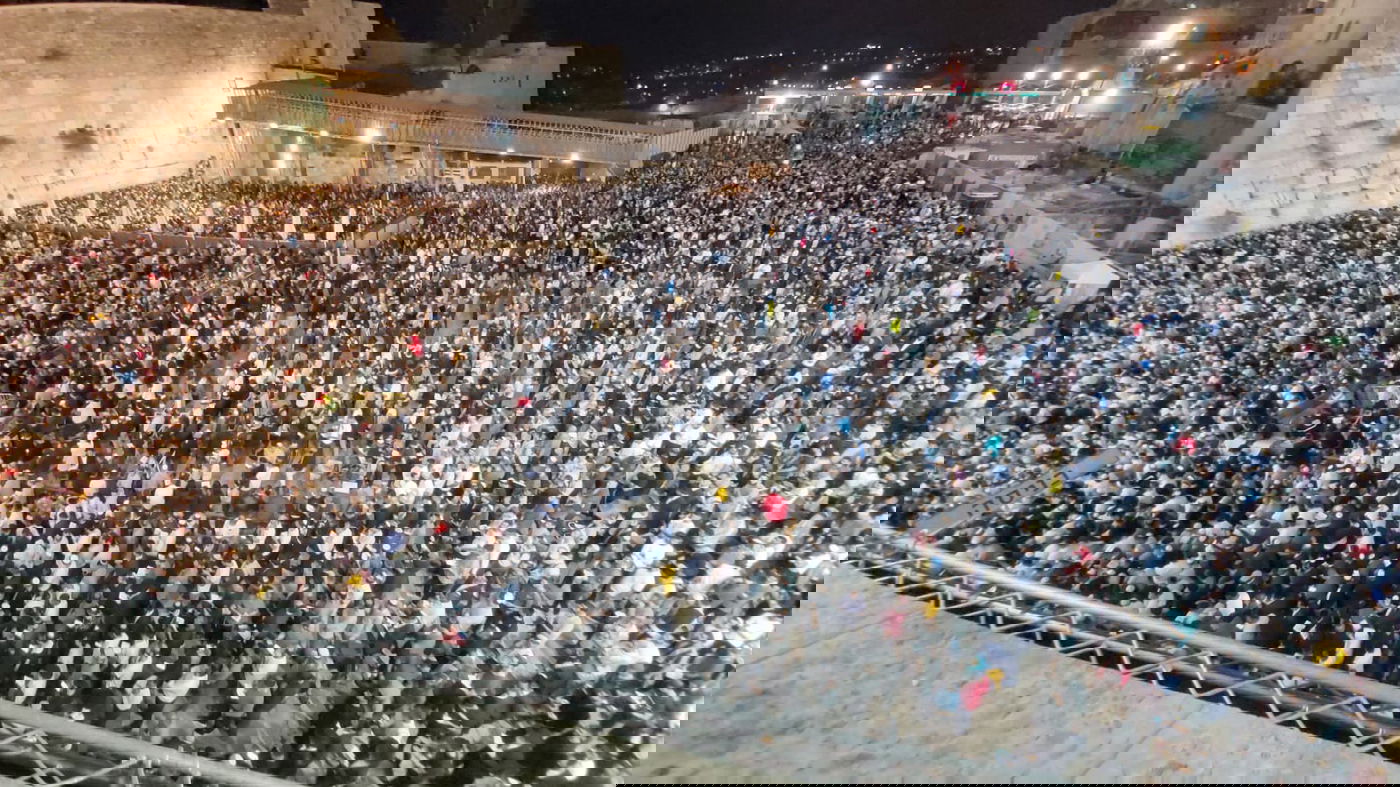 מרגש: רבבות באמירת סליחות בכותל המערבי • צפו