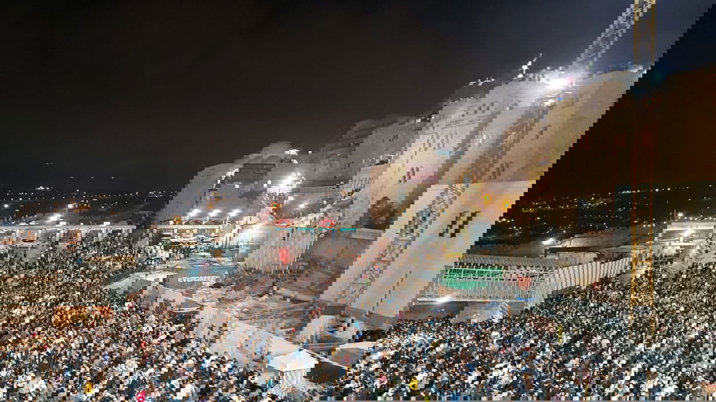 מרגש: רבבות באמירת סליחות בכותל המערבי • צפו