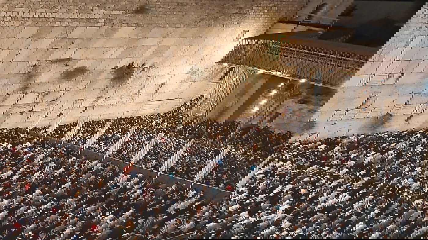 מרגש: רבבות באמירת סליחות בכותל המערבי • צפו