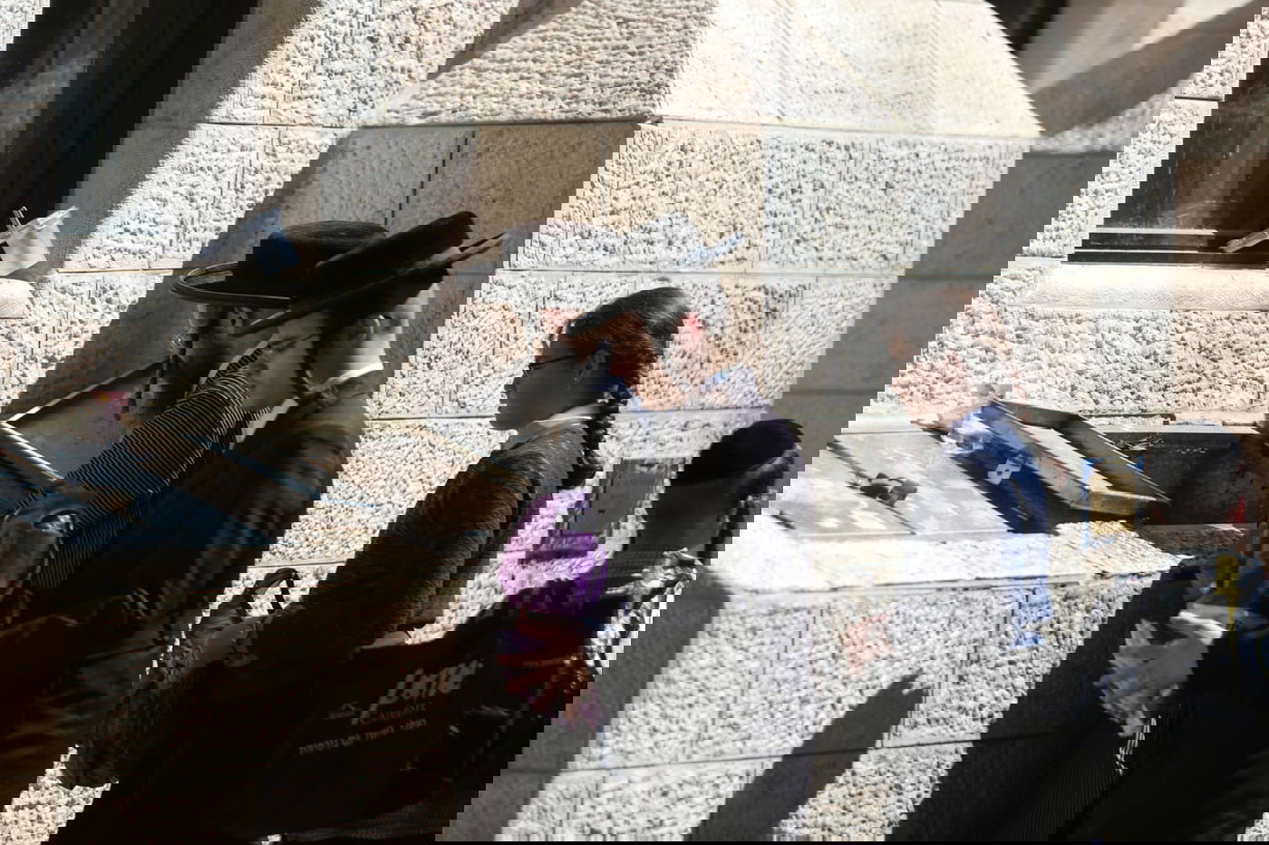 סגולת הסכינים לפרנסה - במאה שערים. צפו