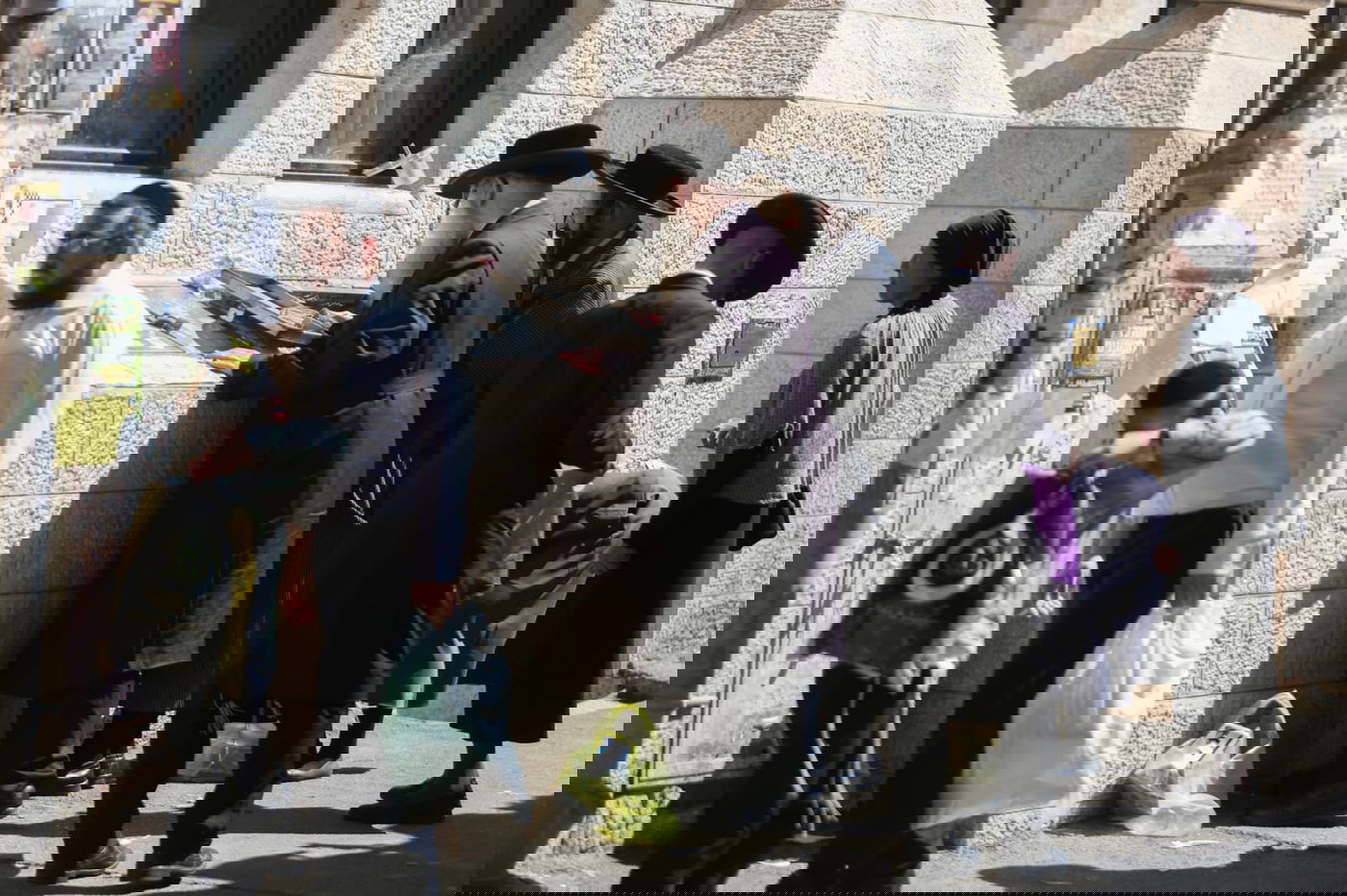 סגולת הסכינים לפרנסה - במאה שערים. צפו