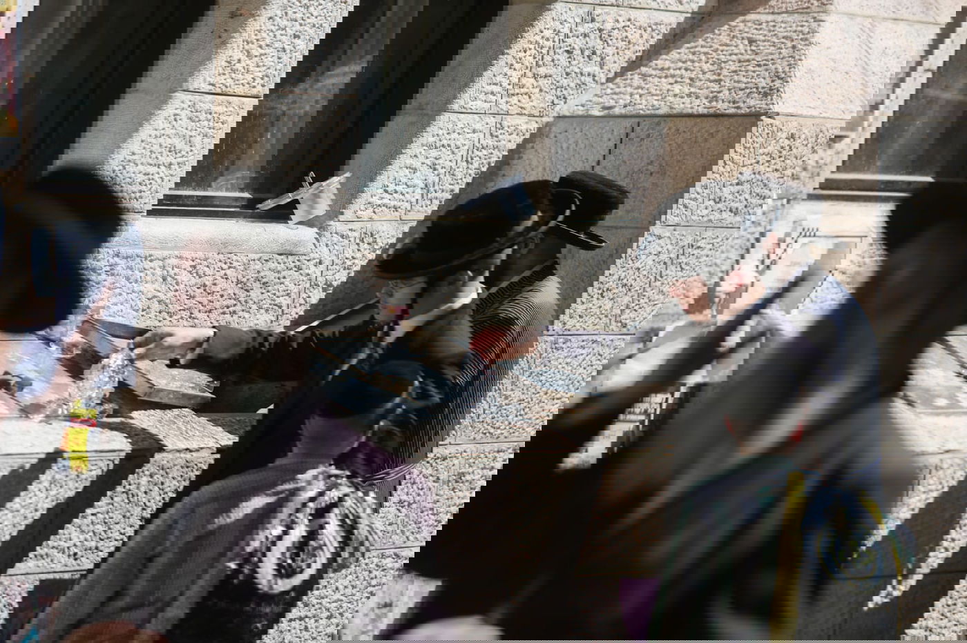 סגולת הסכינים לפרנסה - במאה שערים. צפו