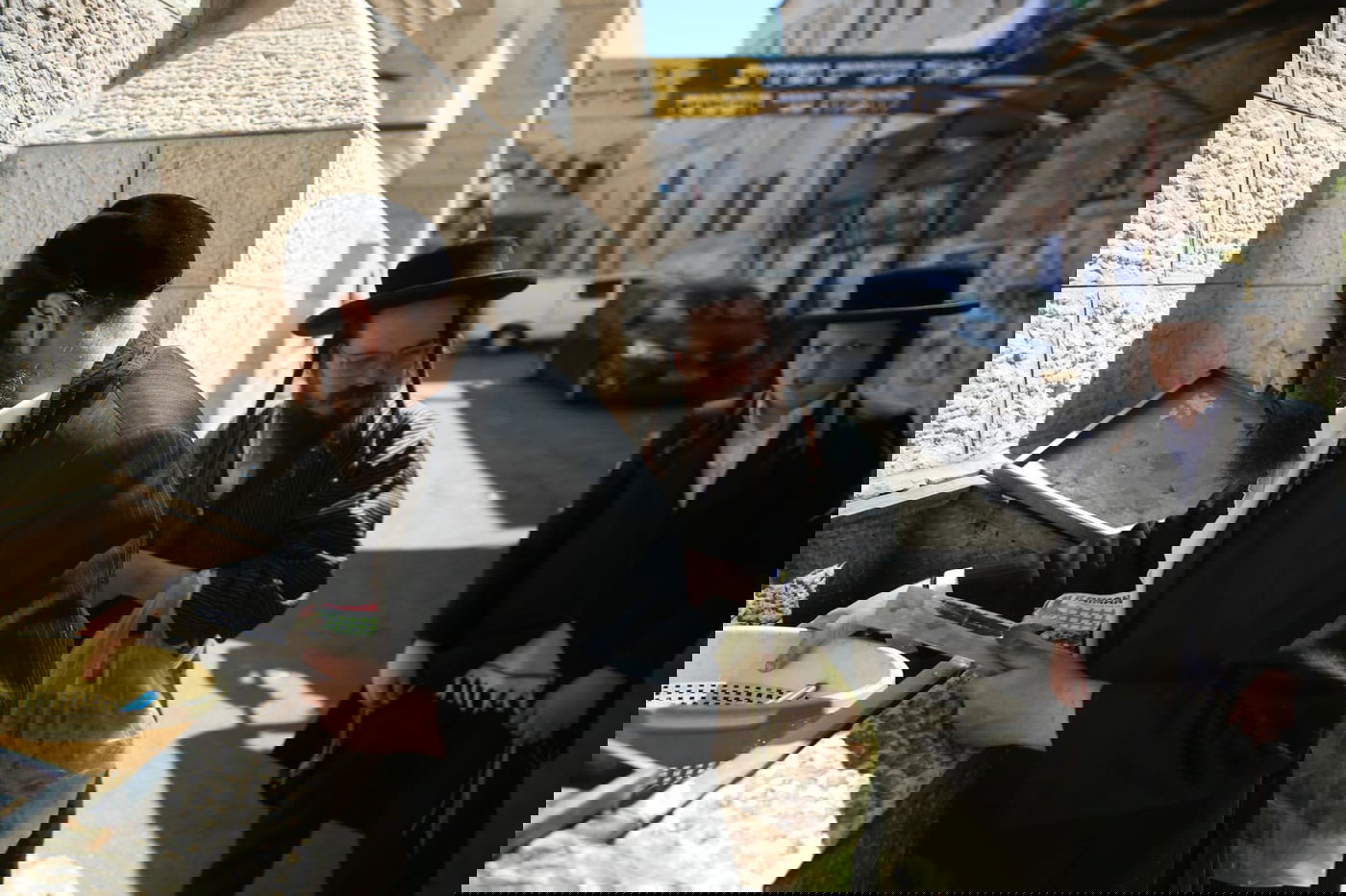 סגולת הסכינים לפרנסה - במאה שערים. צפו