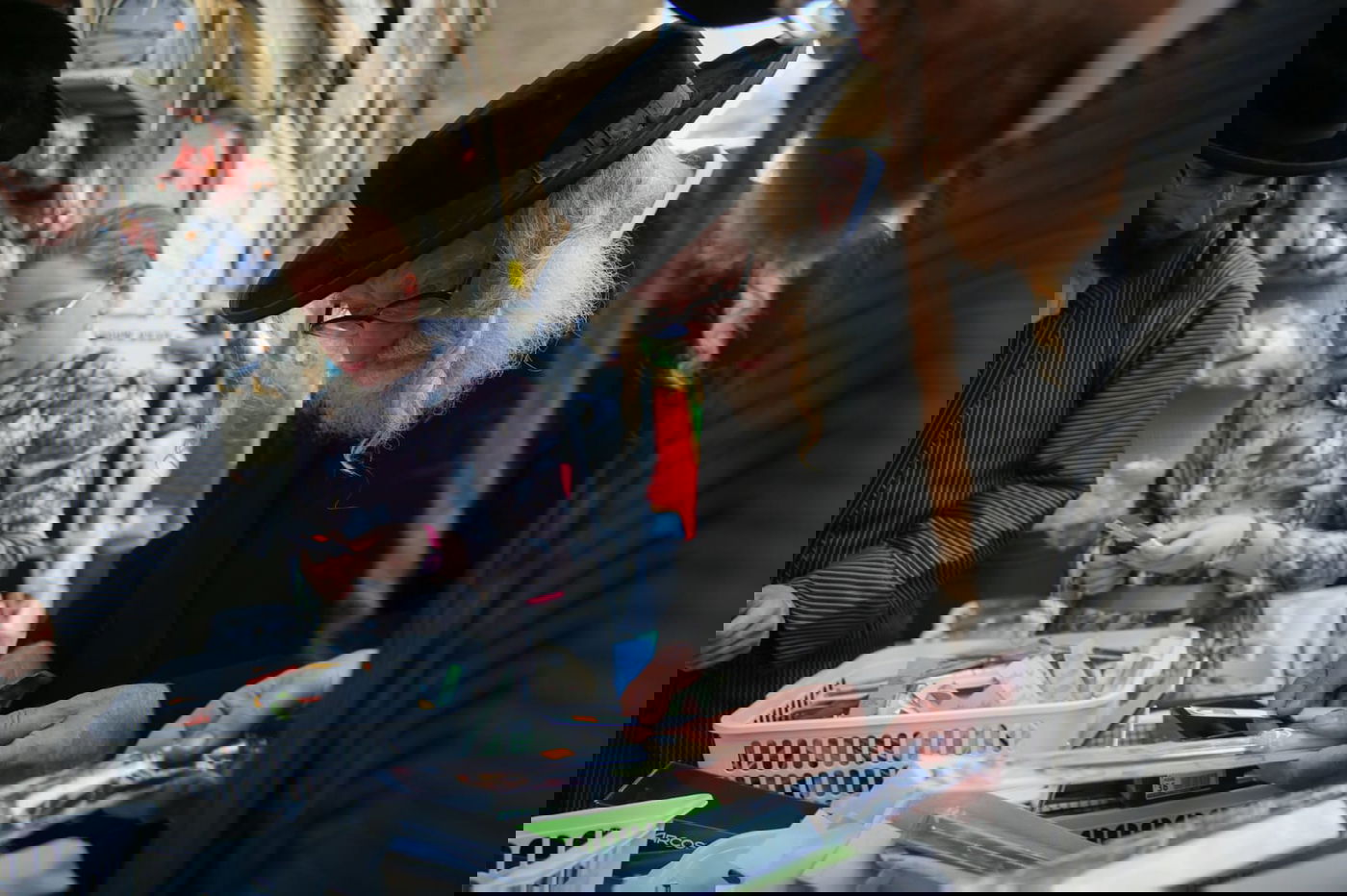 סגולת הסכינים לפרנסה - במאה שערים. צפו