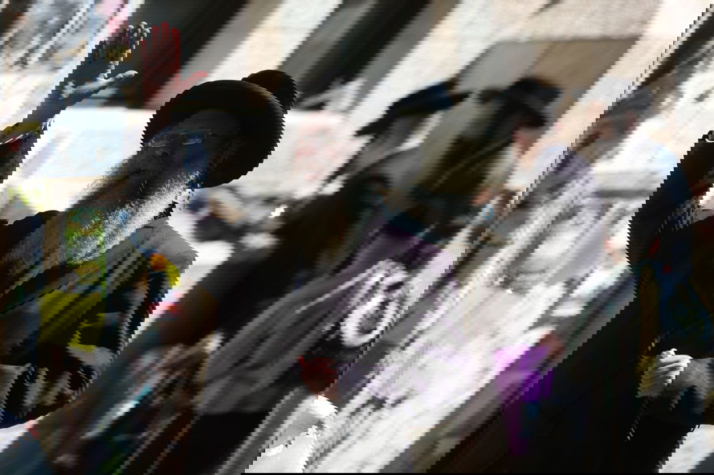 סגולת הסכינים לפרנסה - במאה שערים. צפו