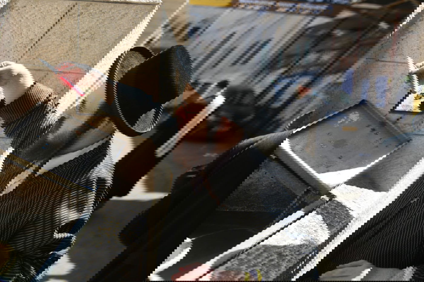 סגולת הסכינים לפרנסה - במאה שערים. צפו