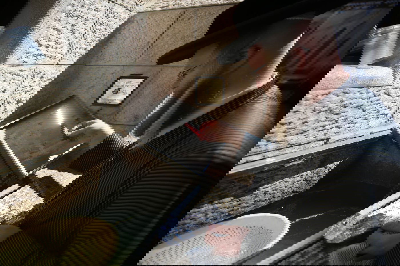 סגולת הסכינים לפרנסה - במאה שערים. צפו