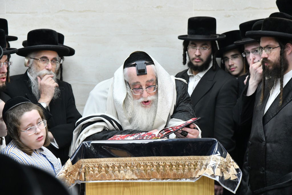 צפו: טיש נעילת החג והבדלה בחצה"ק צאנז