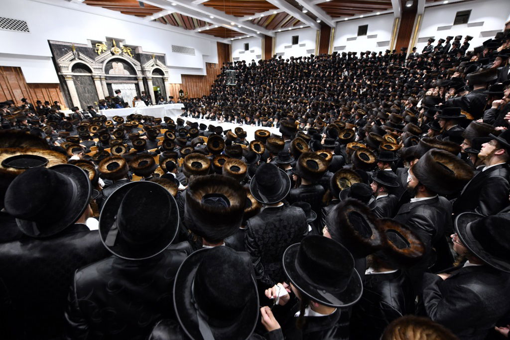 צפו: טיש נעילת החג והבדלה בחצה"ק צאנז