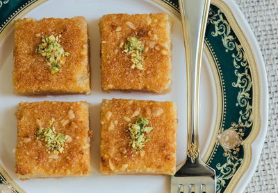 עוגת סולת עם סירופ מתוק