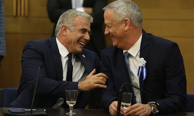 בני גנץ ויאיר לפיד בישיבת הסיעה