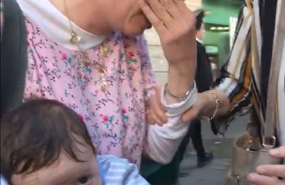 האוטובוס ברח עם עגלת התינוק; אמו פרצה בבכי • צפו